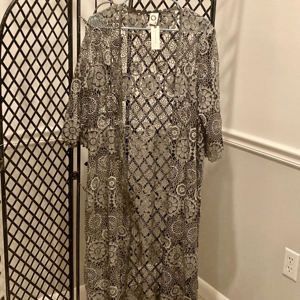 Anthropologie Akemi + Kin gray lace kimono
